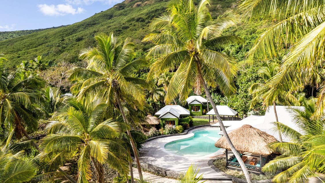 Afslapning og palmetræer ved poolen på Waya Island Resort