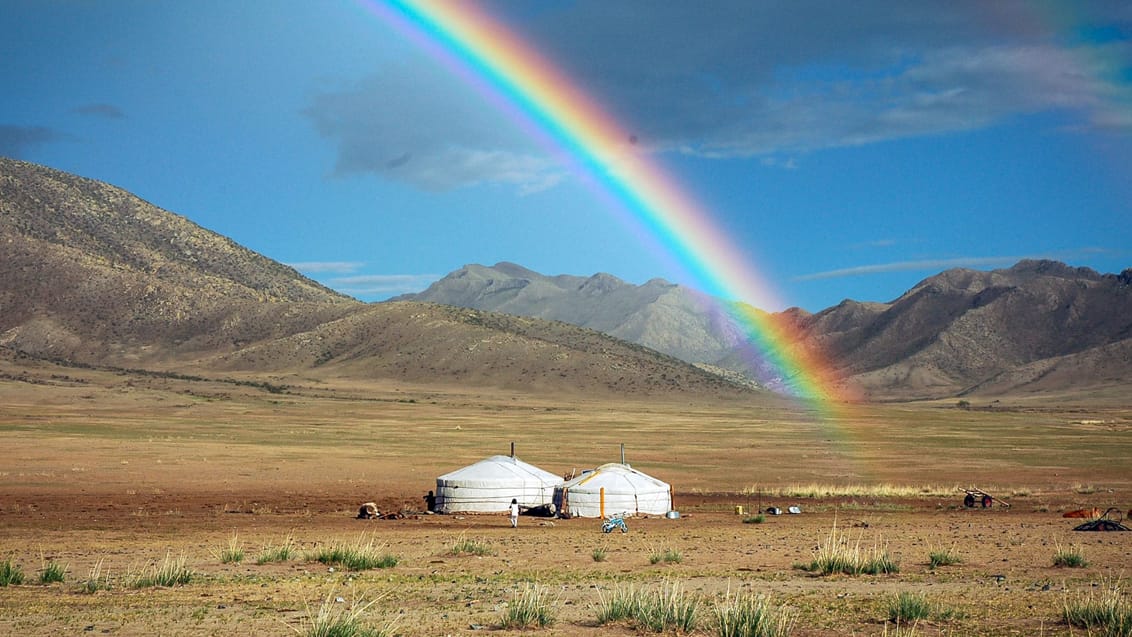 Regnbuer over et par ger-telte i Mongoliet