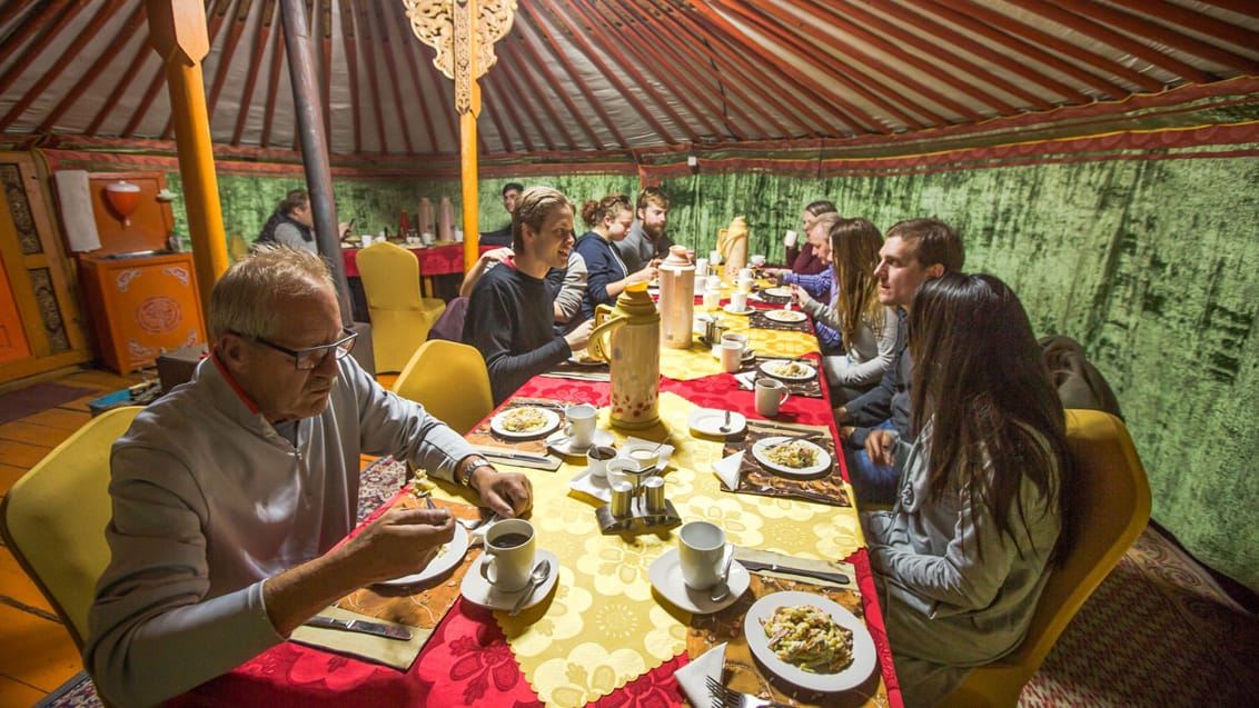 Morgenmad med gruppen i et nomadetelt