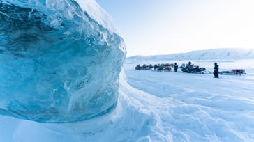 Arktisk eventyr med snescooter og hundeslæde