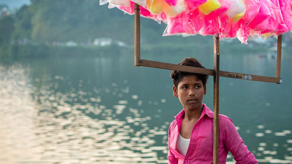 En dreng sælger candy floss langs Fewa Lake i Pokhara