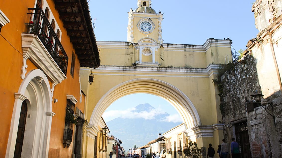Antigua by og vulkan Guatemala