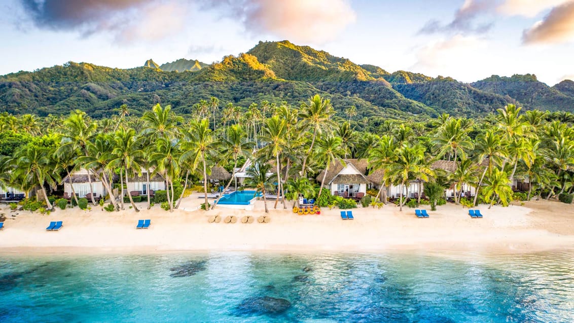 Resortets placering ved Titikaveka-stranden på Rarotonga