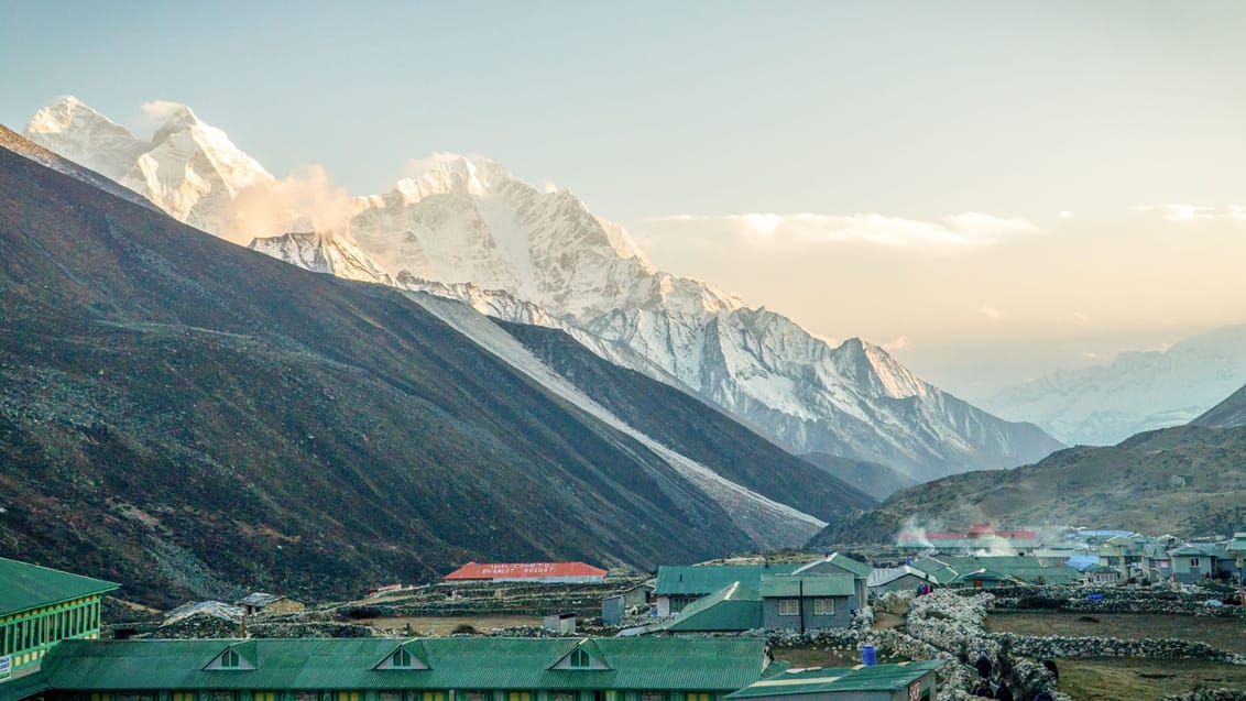 Landsbyen Dingboche og bjergene i baggrunden