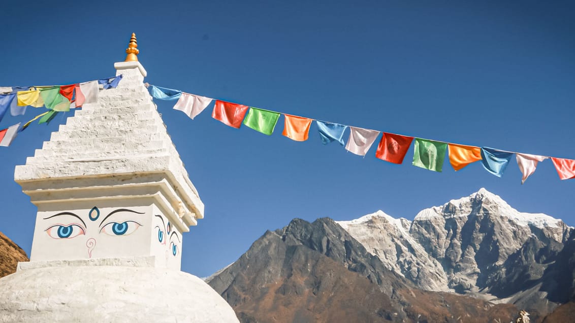 Bedeflag, stupa'er og bjerge