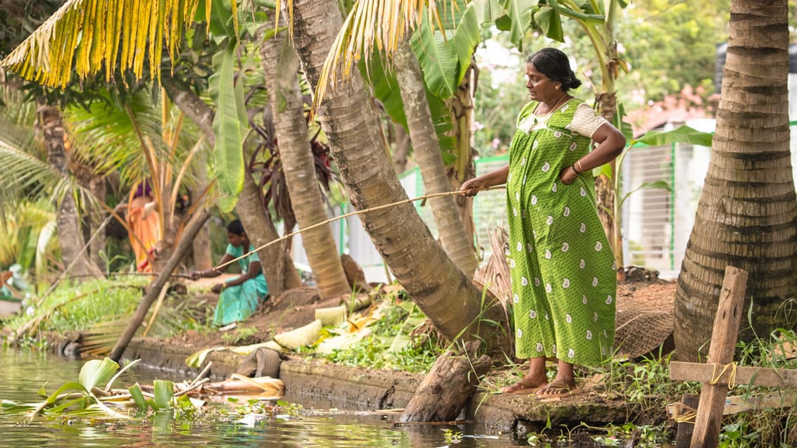 Lokal kvinde fisker i Alleppey