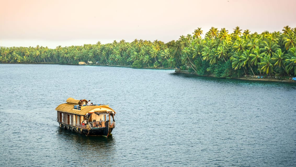 En husbåd sejler i Alleppey Backwaters