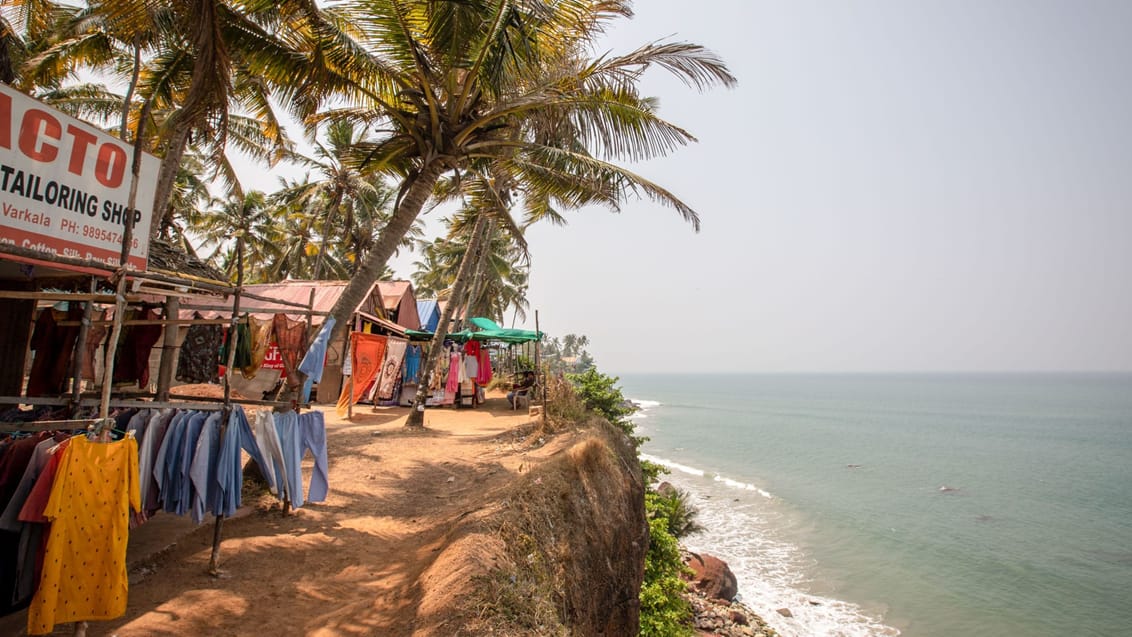 Langs The Cliff ved Varkala-stranden ligger små butikker og spisesteder