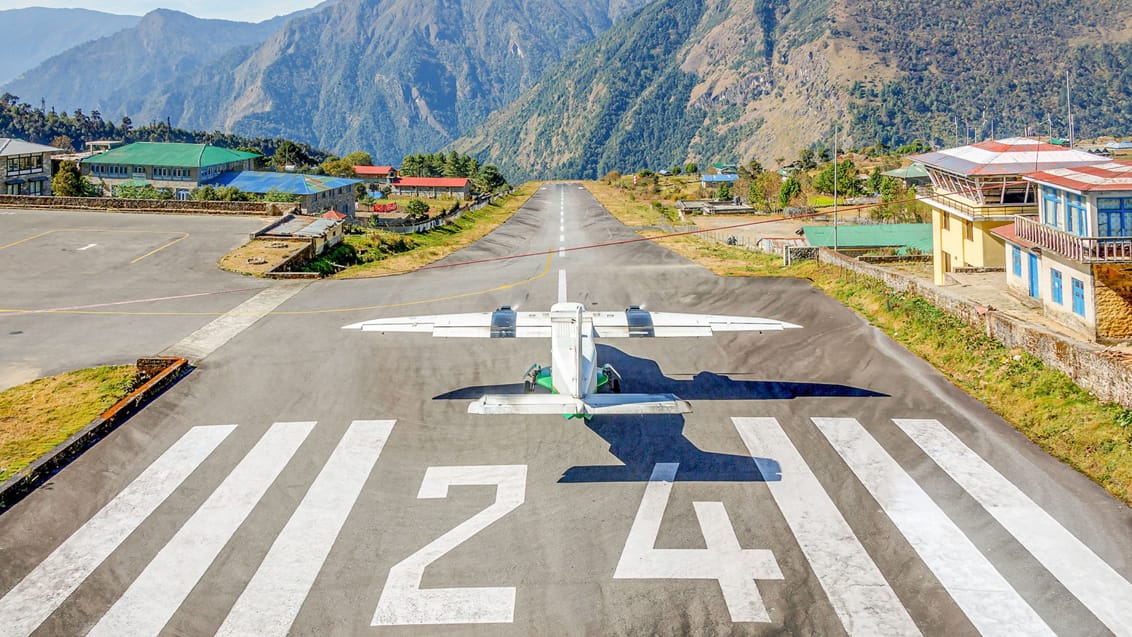 Trekkingturen starter og slutter i Lukla - flyveturen er utrolig smuk