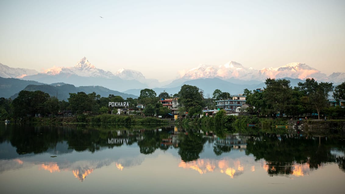 Udsigten over bjergene fra Phewa Tal søen i Pokhara