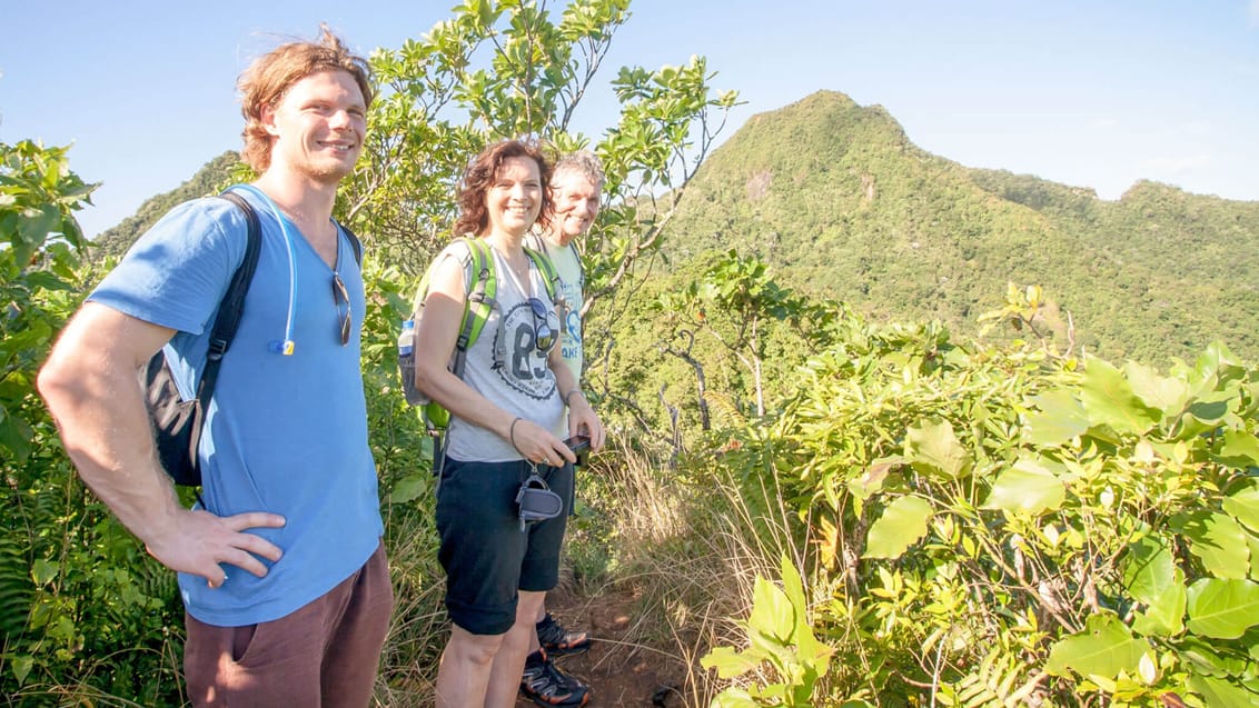 Tag på en vandretur tværs over Rarotonga gennem bjerge og jungle