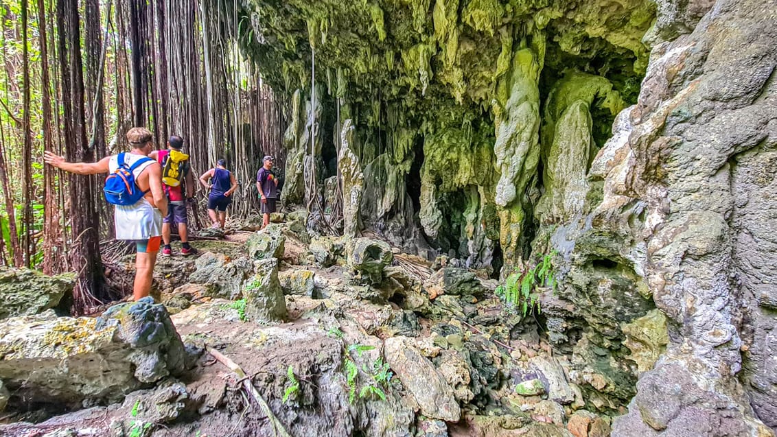 Atiu gemmer på vild jungle og flotte grotter