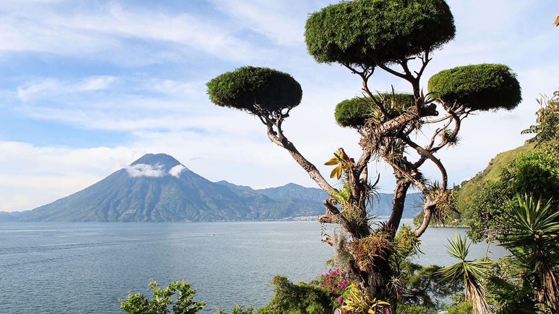 Udsigt over Lago Atitlán i Guatemala