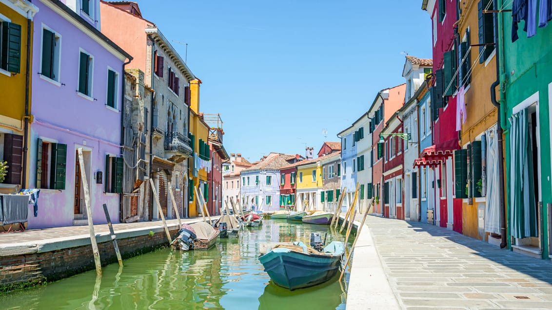 Burano-øen ud for Venedig med farverige huse
