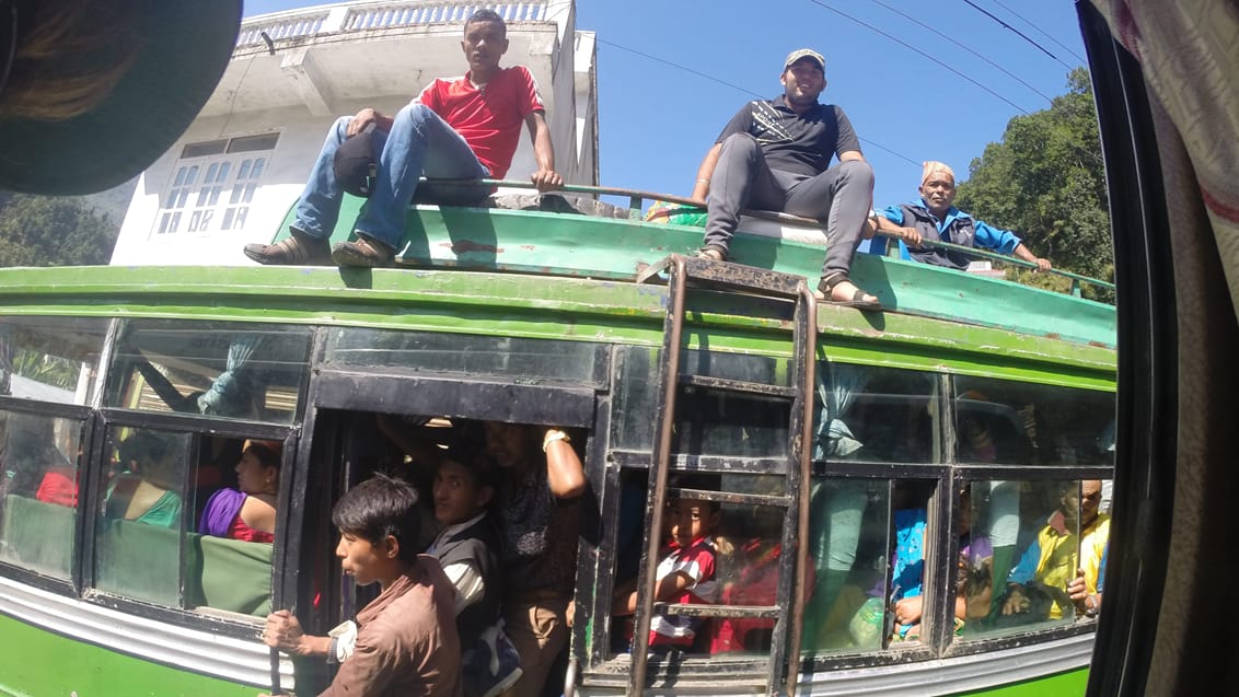 Prøv at tag den offentlige bus i Nepal på din backpacker rejse - en noget anden oplevelse end i Danmark