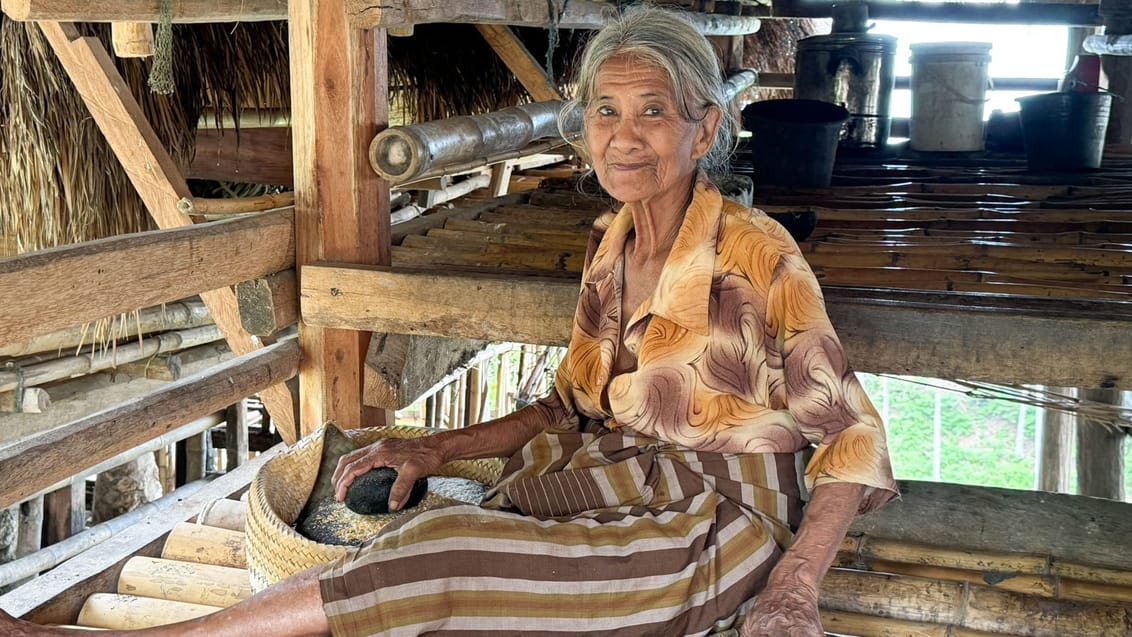 Lokal kvinde i landsby på Sumba, Indonesien