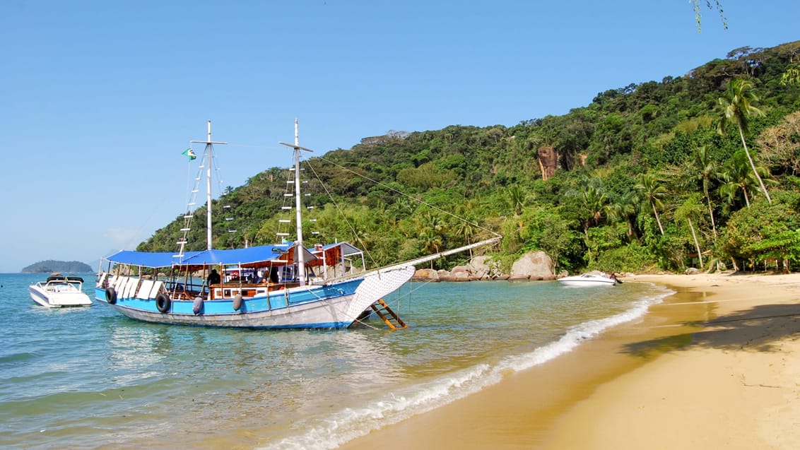 Båd ved Ilha Grande, Brasilien