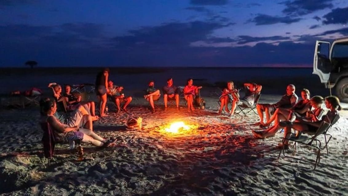 Hygge og røverhistorier ved bålet om aftenen under Botswanas imponerende stjernehimmel