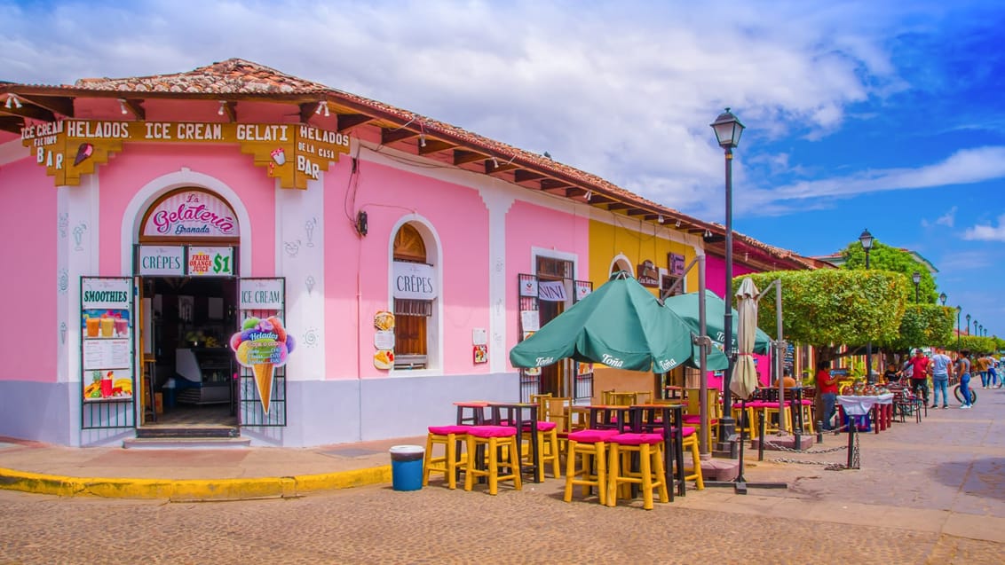 Farverige gader i koloniale Granada, Nicaragua