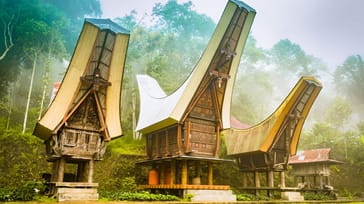 Traditionelle huse i Toraja, Sulawesi, Indonesien