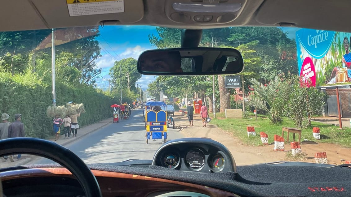 Udsigt fra bil i Madagascar; farver og liv overalt