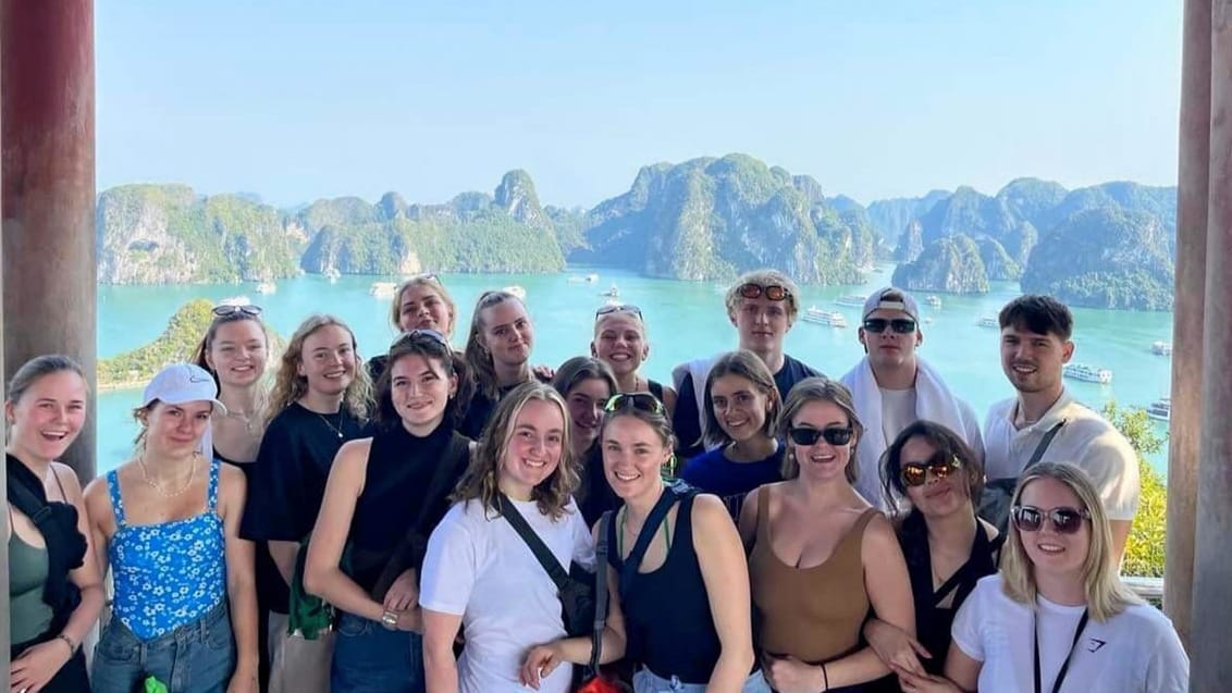 Gruppe med udsigt Halong Bay