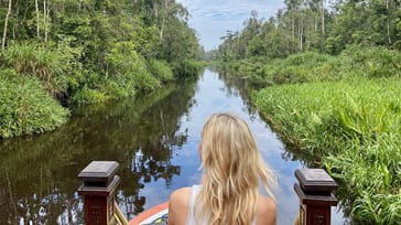 Husbåd gennem Borneos jungle, Indonesien