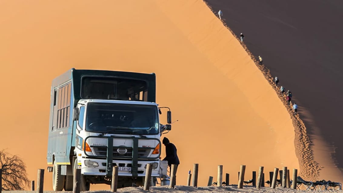 Gruppen på vej op af de store sand dunes