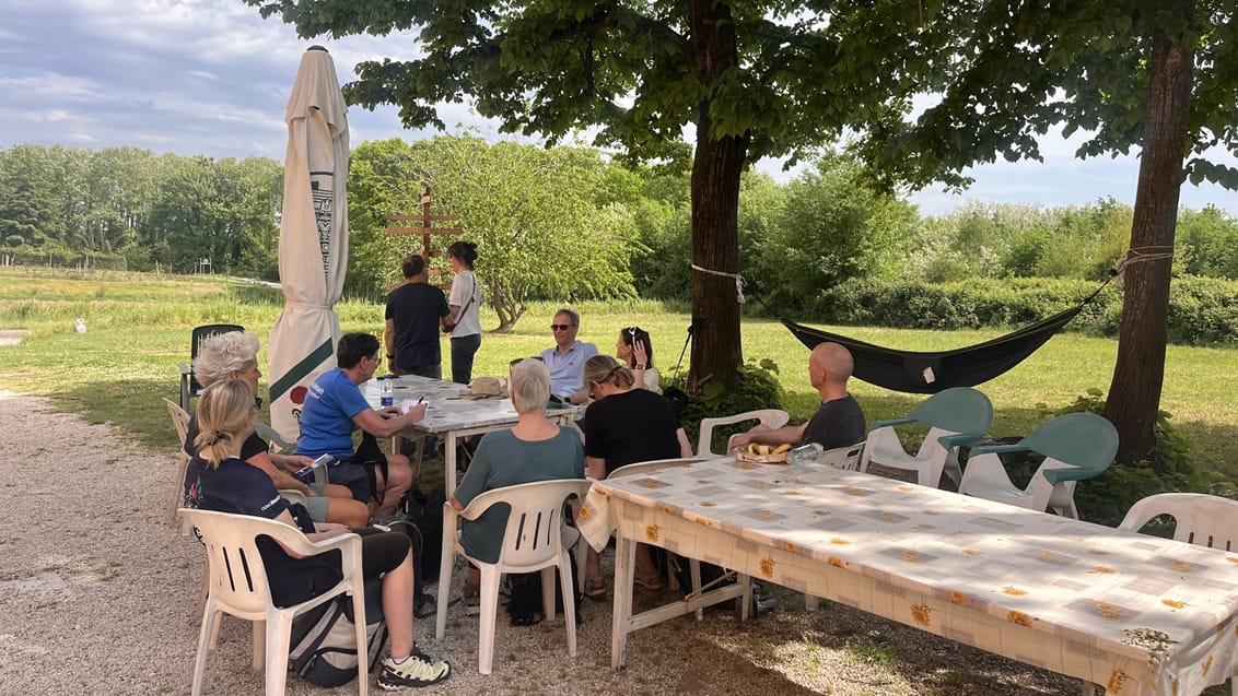 Donationspausestop, opsat af frivillige ved Altopascio, Via Francigena, ARDR