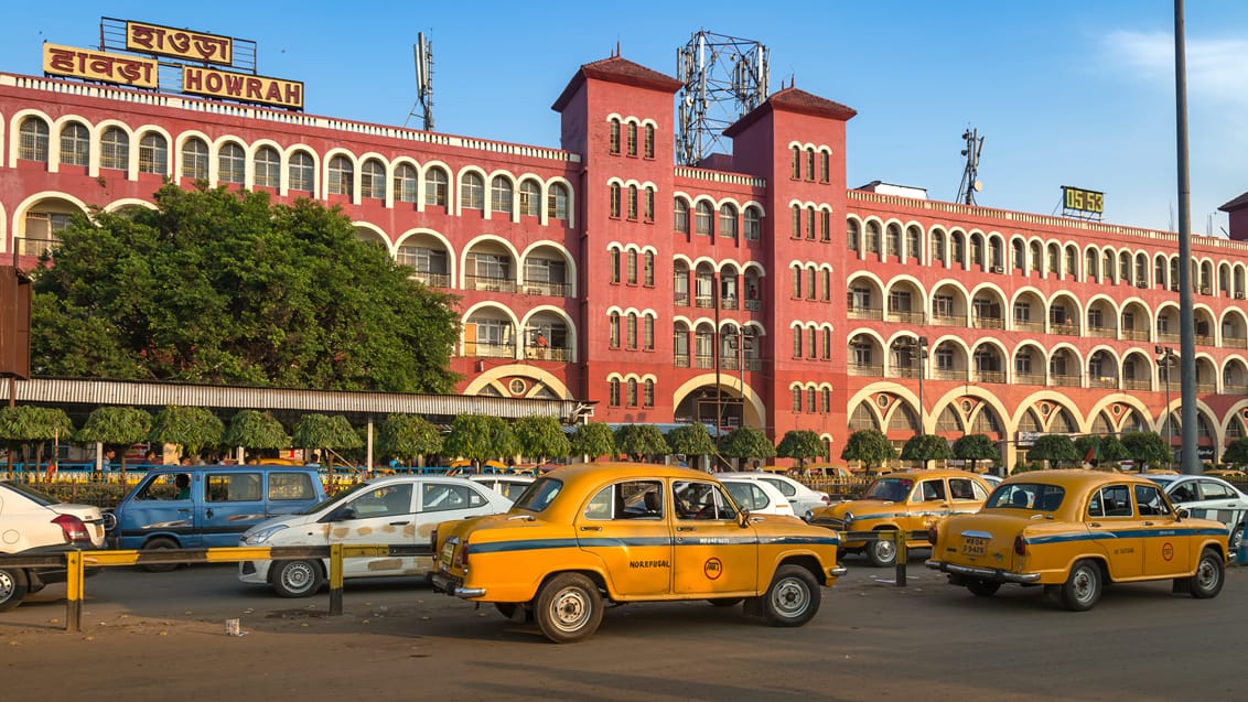 Howrah Station og gule taxaer i Kolkata.