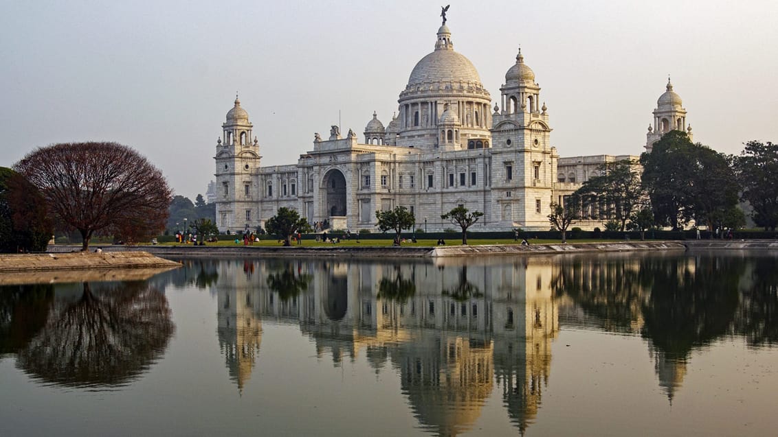 Victoria Memorial i Kolkata spejler sig smukt i vandet.
