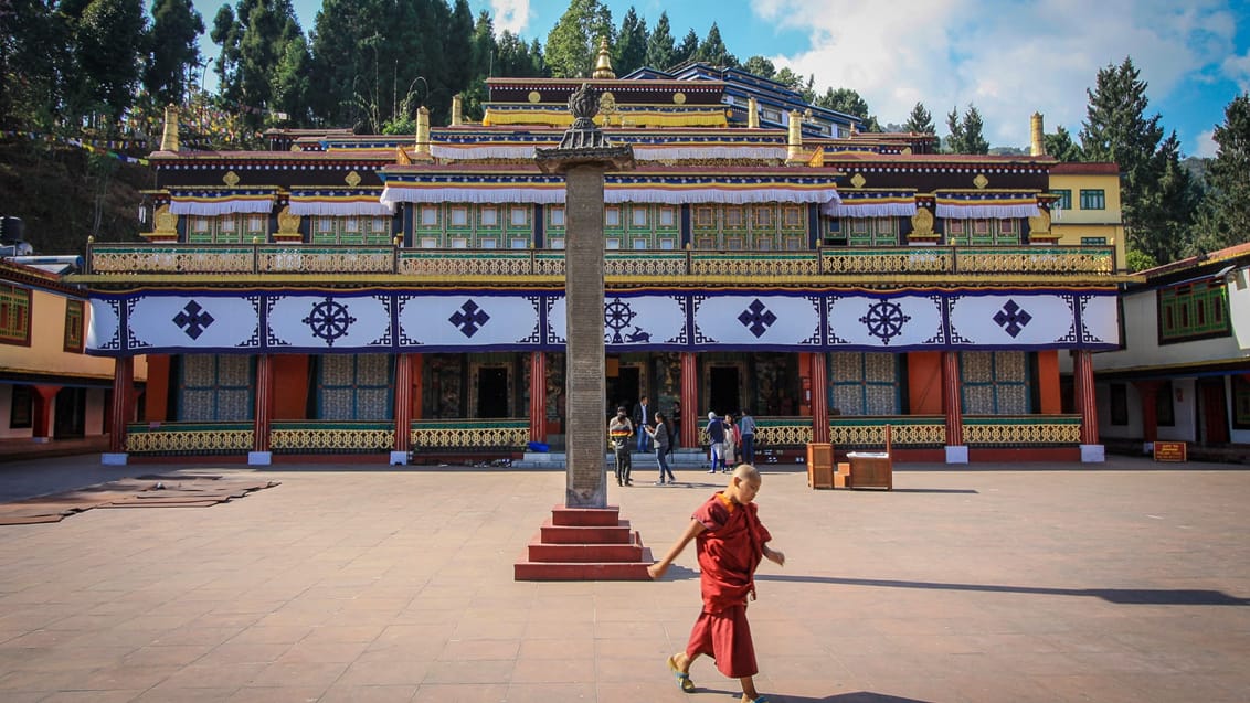 Rumtek Monastery i Sikkim med farverig buddhistisk arkitektur.