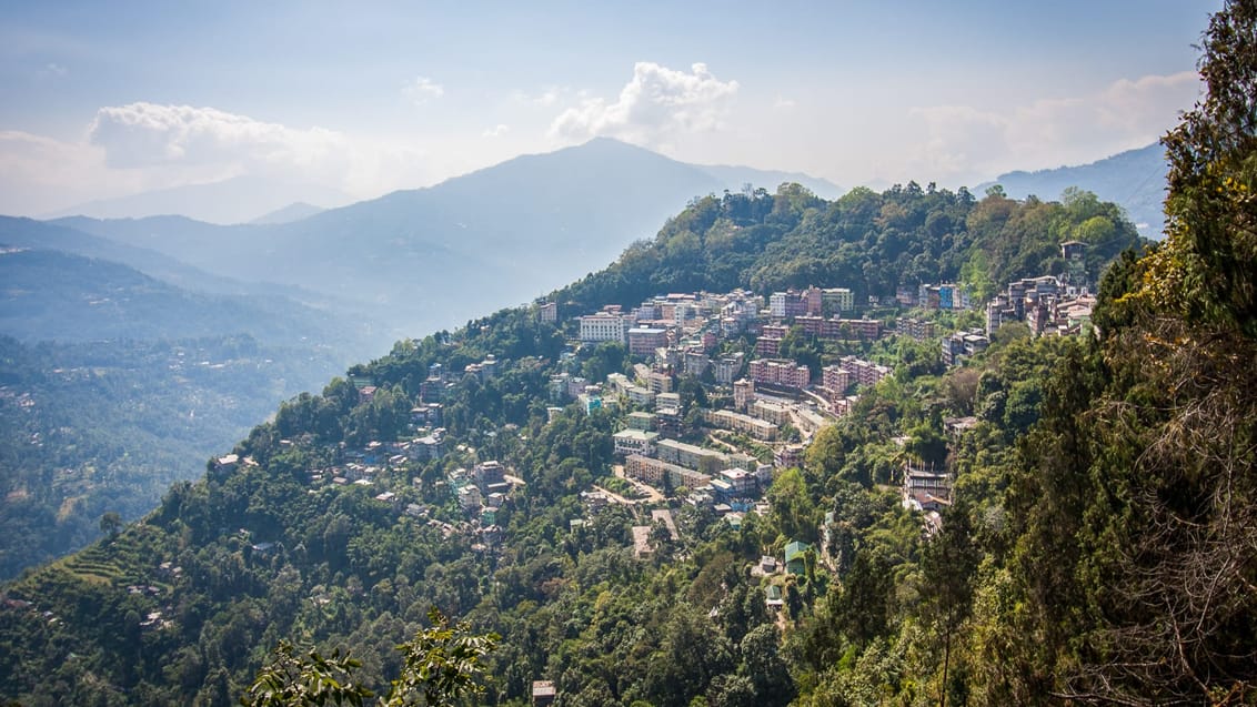 Udsigt over Gangtok og Sikkims grønne bjerglandskab.