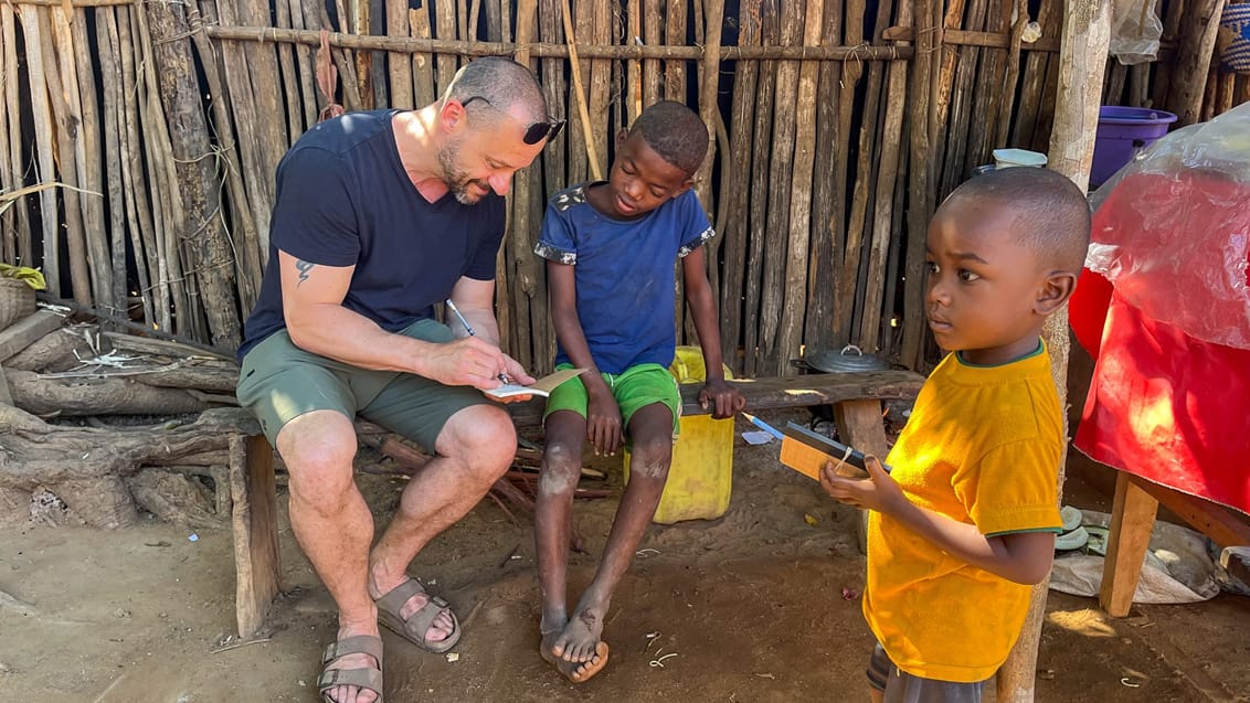 Snak og hygge med lokale skolebørn i Madagaskar