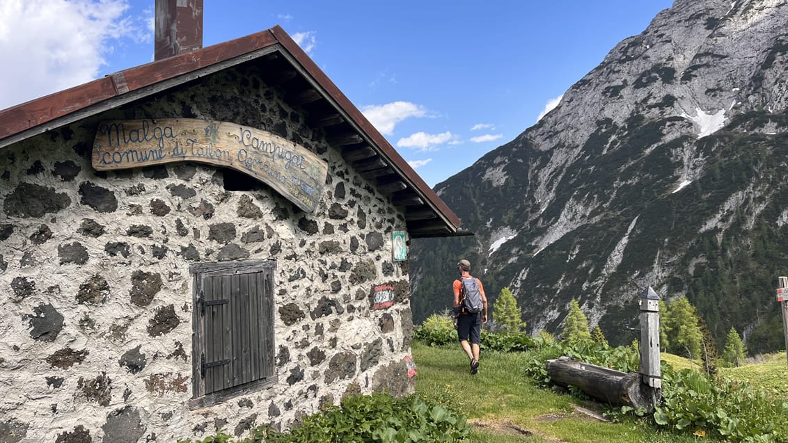 Trekking fra hytte til hytte i Dolomitterne, lokal sæterhytte