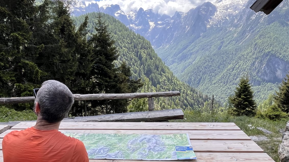 Trekking fra hytte til hytte i Dolomitterne, kortlæsning foran hytten