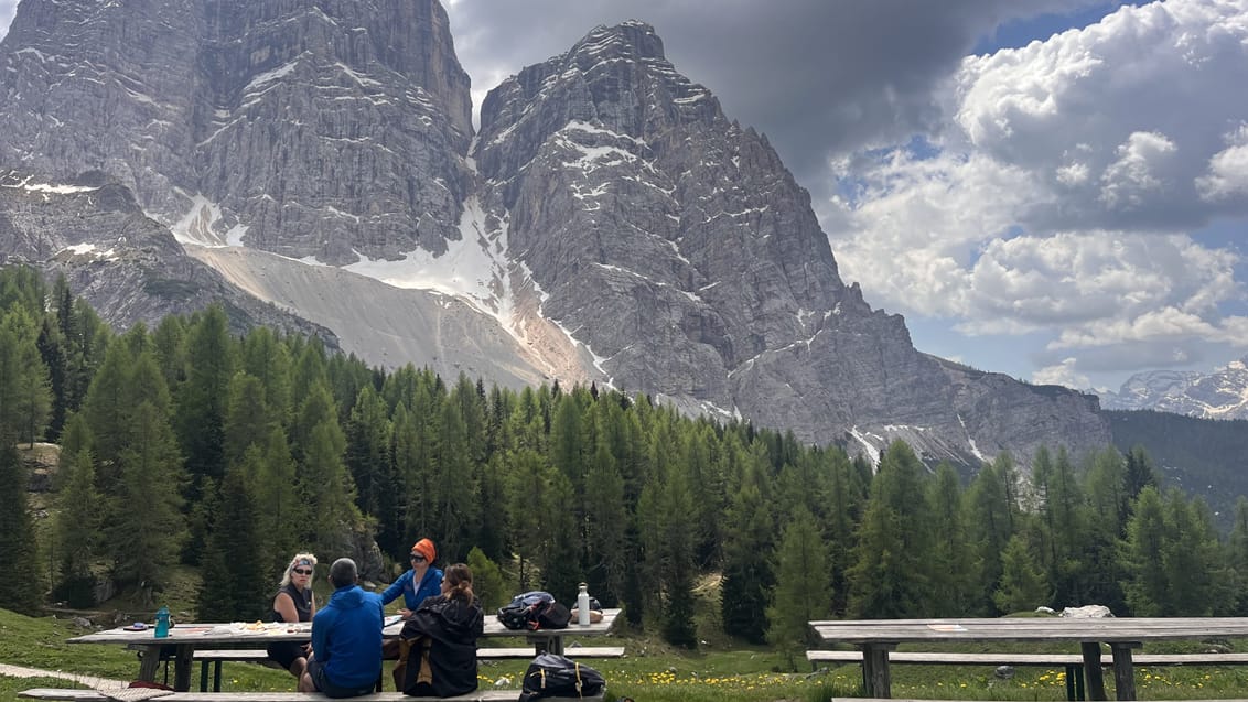 Vandring i Dolomitterne fra autentisk bjergbase, pausestop i refugie