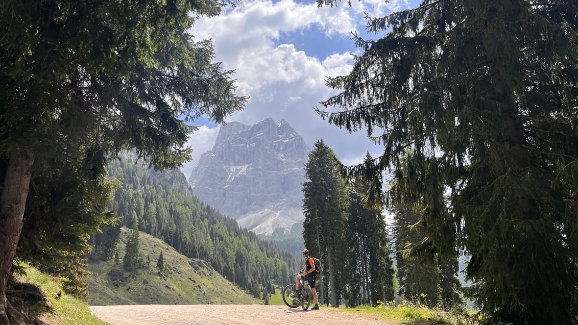 Vandring i Dolomitterne fra autentisk bjergbase, eMTB i bjergene