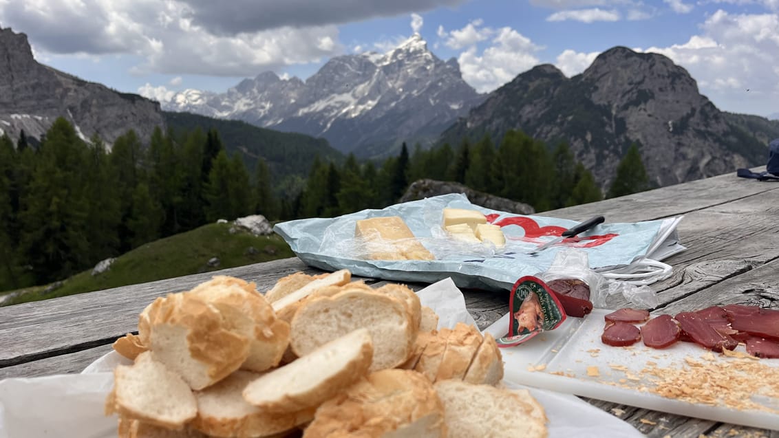Vandring i Dolomitterne fra autentisk bjergbase, frokost ved refugie
