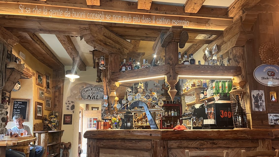 Vandring i Dolomitterne fra autentisk bjergbase, Bierstube i baseby