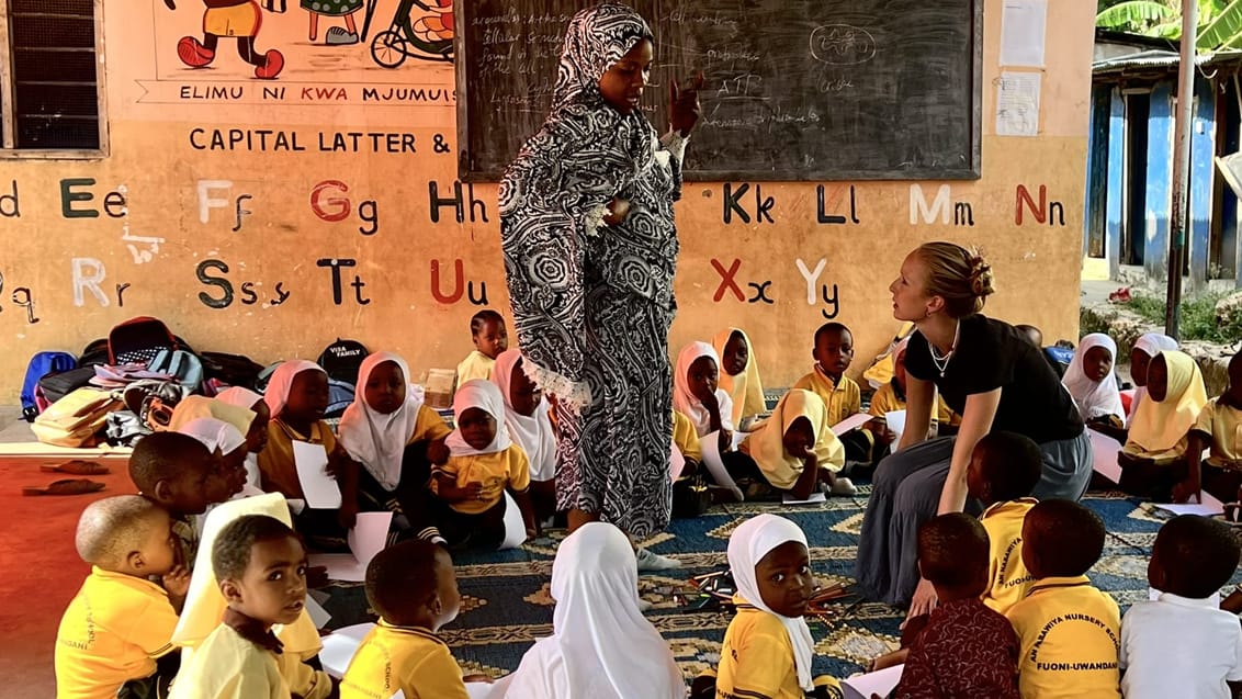 Frivilligt arbejde på skole nær Stone Town på Zanzibar.
