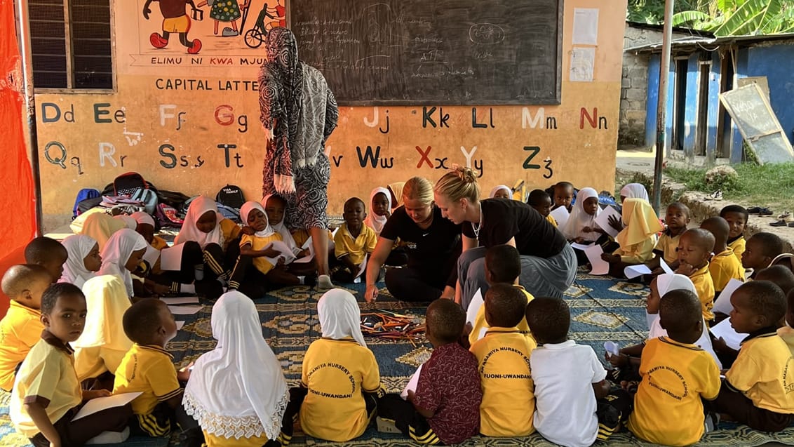 Frivilligt arbejde på skole nær Stone Town på Zanzibar.