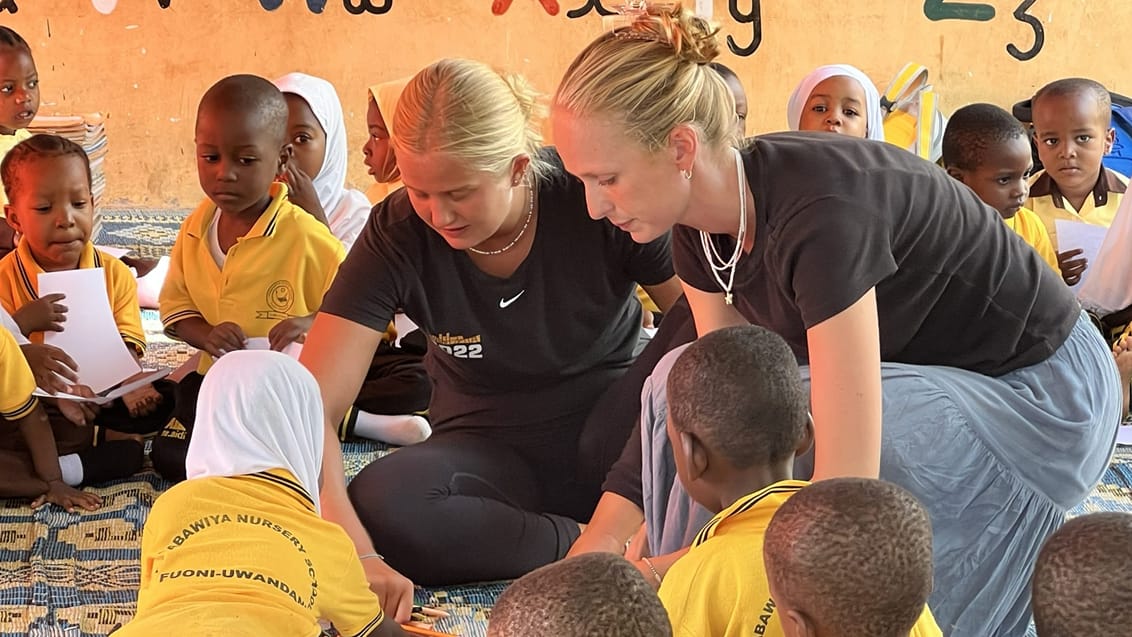Frivilligt arbejde på skole nær Stone Town på Zanzibar.