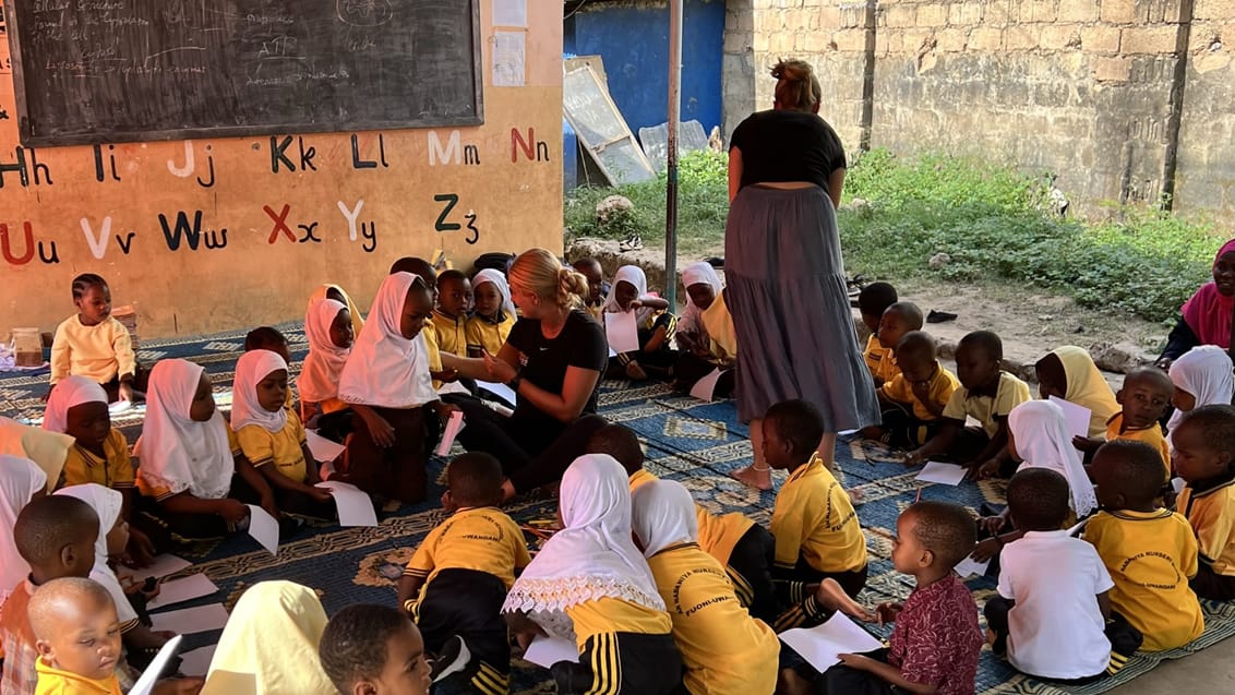 Frivilligt arbejde på skole nær Stone Town på Zanzibar.