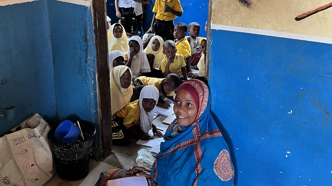 Frivilligt arbejde med skoleklasse på skole nær Stone Town på Zanzibar