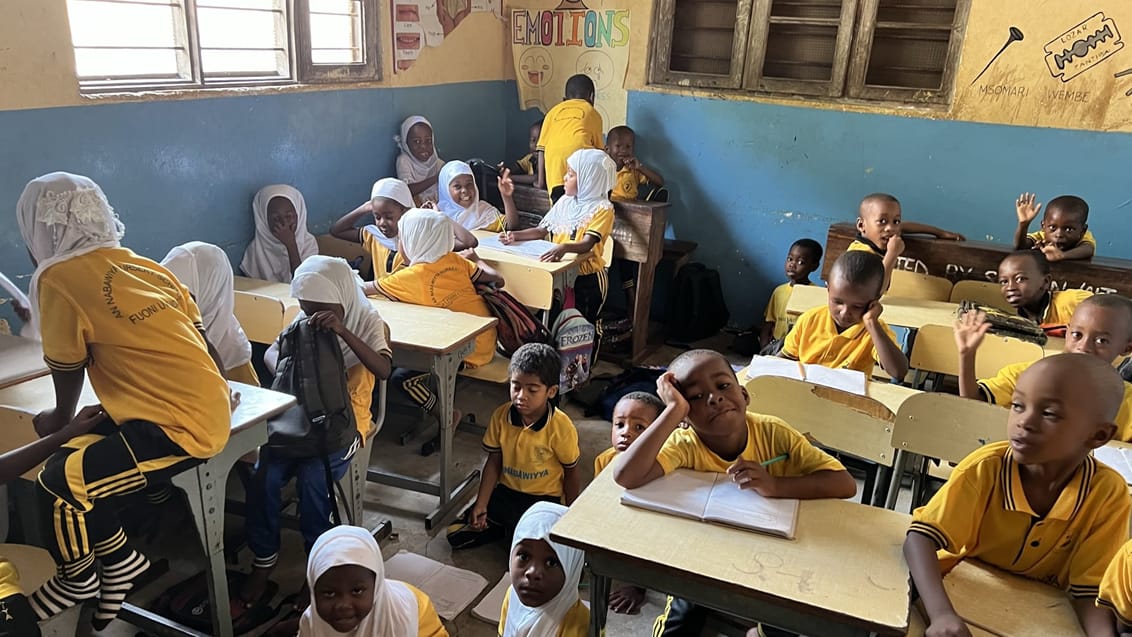 Frivilligt arbejde med skoleklasse på skole nær Stone Town på Zanzibar
