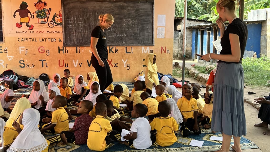 Frivilligt arbejde med skoleklasse på skole nær Stone Town på Zanzibar