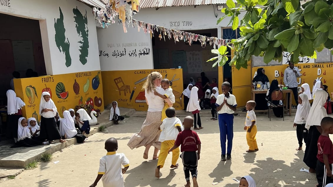 Frivilligt arbejde i skolegård på skole nær Stone Town på Zanzibar