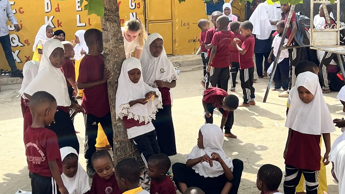 Frivilligt arbejde i skolegård på skole nær Stone Town på Zanzibar