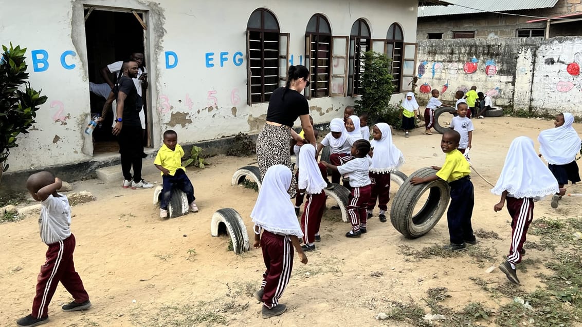 Frivilligt arbejde i skolegård på skole nær Stone Town på Zanzibar